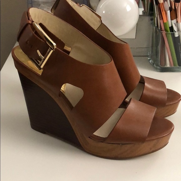 Women shoes - Picture 1 of 3